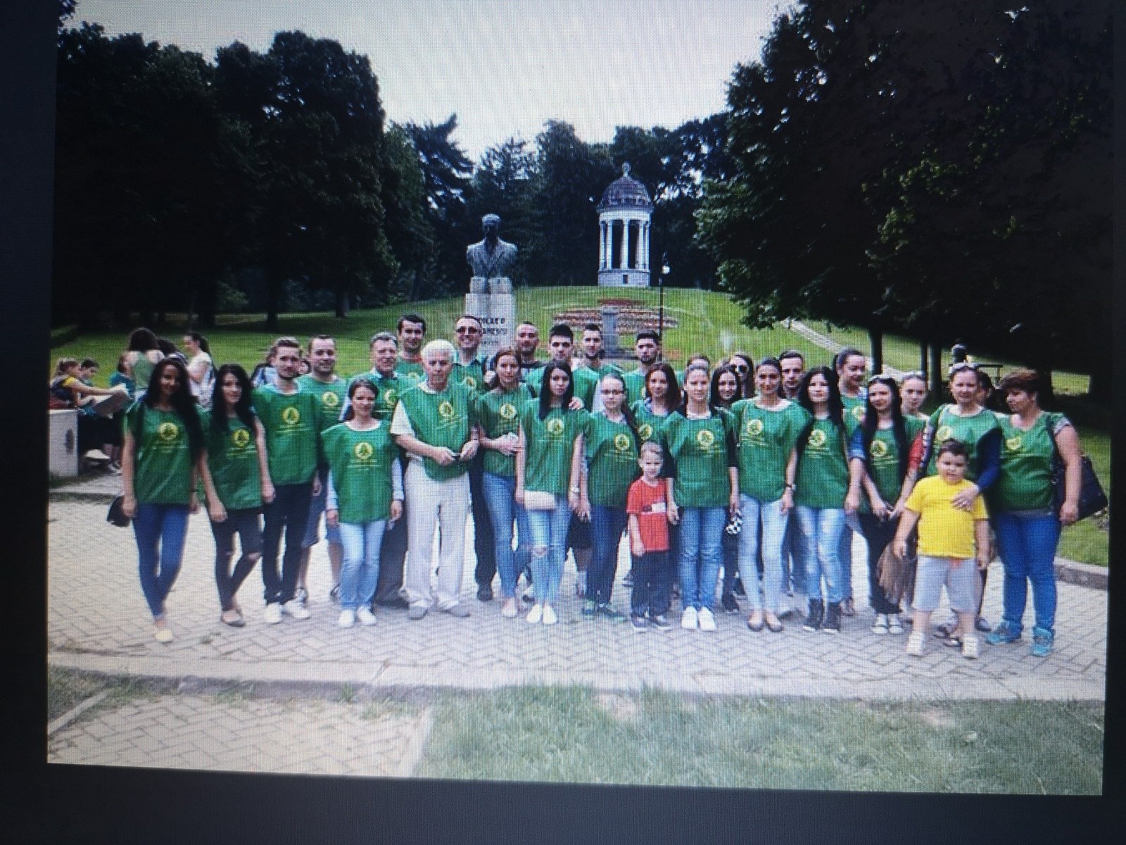 Grup de elevi și profesori la acțiune de igienizare